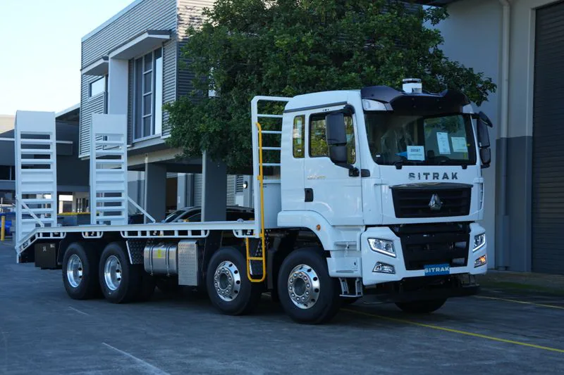 Kirin beaver-tail truck body with loading ramps
