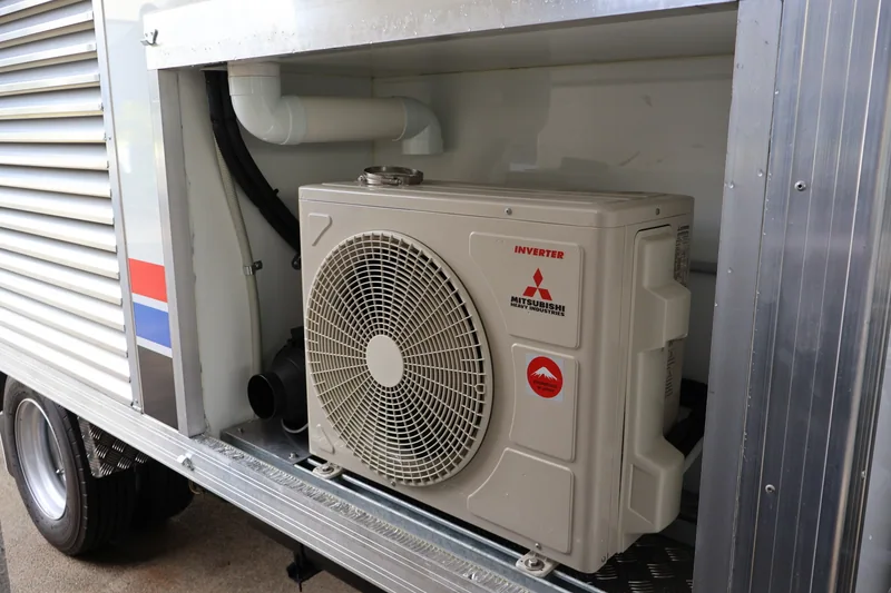 Air-conditioning equipment housed in a ventilated external service compartment