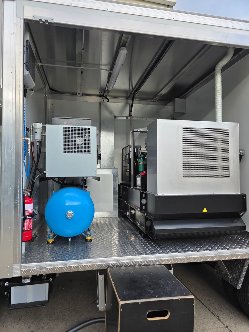 Power and compressed-air equipment installed within the mobile specialist equipment body